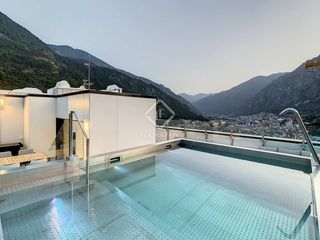 Penthouse in Ciudad Universitaria. Ático tríplex en excelentes condiciones, en venta en escaldeseng