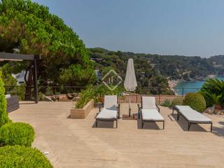 Xalet a Santa Maria de Llorell. Villa en excelentes condiciones de 4 dormitorios en venta en mar