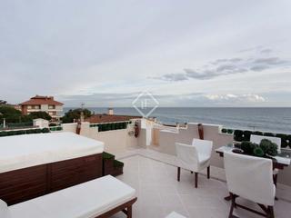Xalet a Caldes d´Estrac. Casa señorial catalogada junto al mar en venta, en la costa nort