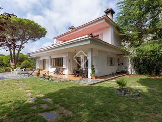 Chalet en Sant Cebrià de Vallalta. Villa de estilo español de 5 dormitorios sobre una amplia parcel