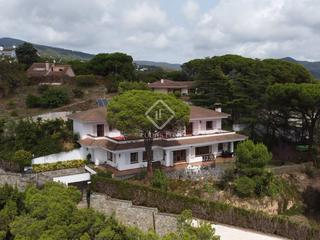Chalet à Sant Cebrià de Vallalta. Villa de estilo español de 5 dormitorios sobre una amplia parcel