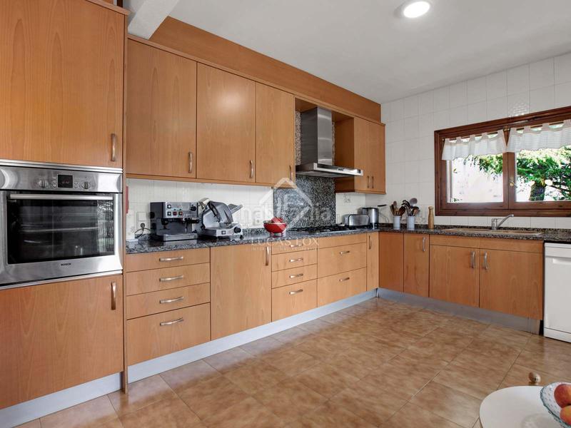 Foto 36bfbfcb-c7d3-4049-ae1c-d51944494ca6. Chalet villa de estilo español de 5 dormitorios sobre una amplia parcela con vistas a mar y montaña en venta en Sant Cebrià de Vallalta