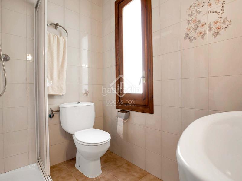 Foto 4bd19878-1813-46e9-9ef1-a34f9a1ef07c. Chalet villa de estilo español de 5 dormitorios sobre una amplia parcela con vistas a mar y montaña en venta en Sant Cebrià de Vallalta