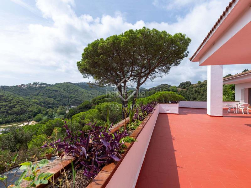 Foto 5aead8d1-cdce-4965-a75e-49f7ac56aff3. Chalet villa de estilo español de 5 dormitorios sobre una amplia parcela con vistas a mar y montaña en venta en Sant Cebrià de Vallalta