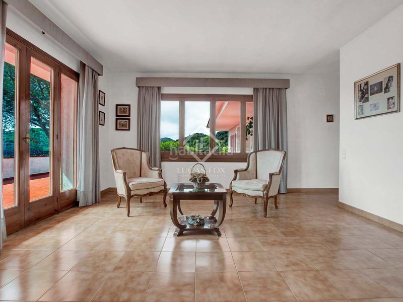 Foto 6232268d-4928-4604-b4db-de7d0139bd7b. Chalet villa de estilo español de 5 dormitorios sobre una amplia parcela con vistas a mar y montaña en venta en Sant Cebrià de Vallalta