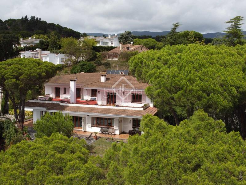 Foto 6de4d64e-669c-4986-8e53-472bdbee8aad. Chalet villa de estilo español de 5 dormitorios sobre una amplia parcela con vistas a mar y montaña en venta en Sant Cebrià de Vallalta