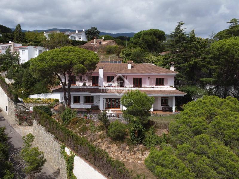 Foto 85d8ee37-18ce-46ae-976a-0c3872be76ff. Chalet villa de estilo español de 5 dormitorios sobre una amplia parcela con vistas a mar y montaña en venta en Sant Cebrià de Vallalta