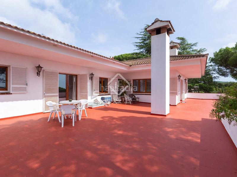 Foto 9e798d28-9e81-4d51-ae9c-14bb01de302f. Chalet villa de estilo español de 5 dormitorios sobre una amplia parcela con vistas a mar y montaña en venta en Sant Cebrià de Vallalta