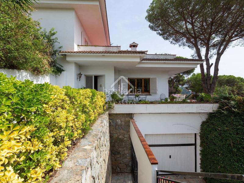 Foto af8ce6a1-0500-4259-be04-fb214d26b0af. Chalet villa de estilo español de 5 dormitorios sobre una amplia parcela con vistas a mar y montaña en venta en Sant Cebrià de Vallalta