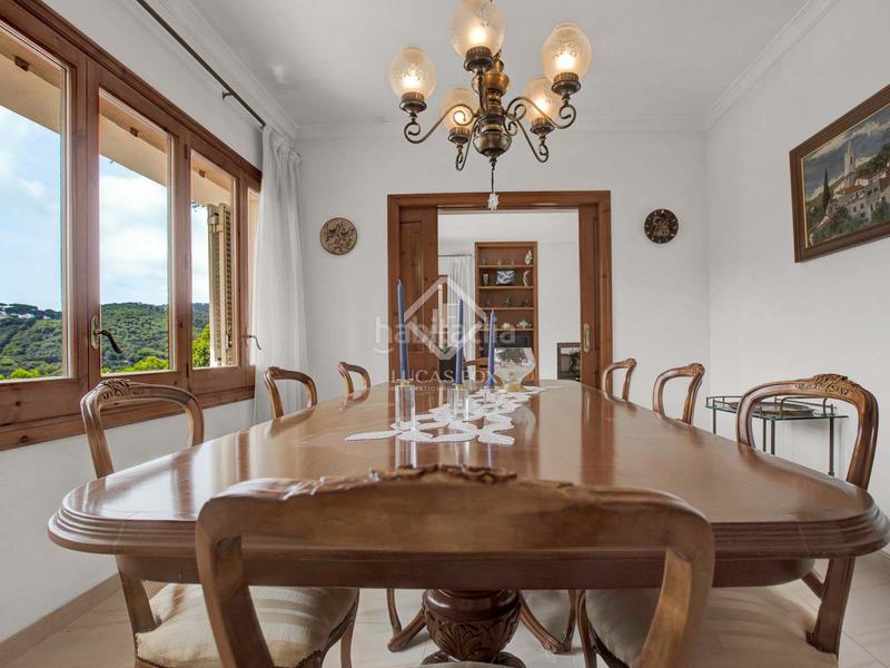 Foto dcbdf867-f4a1-44a7-bd6c-de4ef2060d88. Chalet villa de estilo español de 5 dormitorios sobre una amplia parcela con vistas a mar y montaña en venta en Sant Cebrià de Vallalta