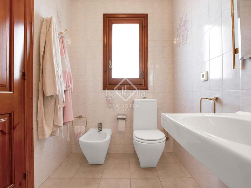 Foto e5e30f13-8f1c-4e64-86ad-1efb1f859366. Chalet villa de estilo español de 5 dormitorios sobre una amplia parcela con vistas a mar y montaña en venta en Sant Cebrià de Vallalta