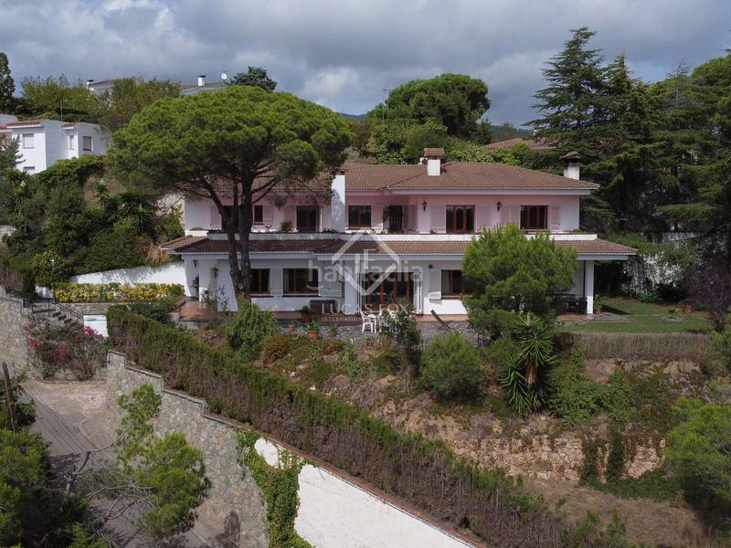 Foto fb873bdf-88ba-4164-ab7e-6352364b9a72. Chalet villa de estilo español de 5 dormitorios sobre una amplia parcela con vistas a mar y montaña en venta en Sant Cebrià de Vallalta