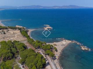 Xalet a Empúries. Villa moderna con un amplio jardín privado situada a 5 minutos a