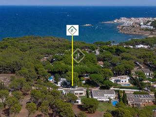 Xalet a Empúries. Villa moderna con un amplio jardín privado situada a 5 minutos a