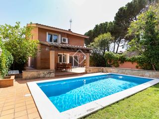 Chalet in Centre. Encantadora casa unifamiliar en exclusiva con jardín, piscina y