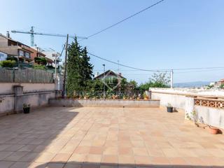 Xalet a La Miranda. Casa unifamiliar a reformar de 6 dormitorios con garaje y jardín