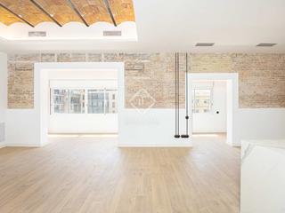 Piso en Dreta de l´Eixample. En venta piso reformado de cuatro dormitorios al lado de paseo d