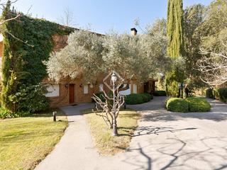 Xalet a Valldoreix. Casa de 6 dormitorios con jardín y piscina en venta en valldorei