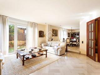 Xalet a Valldoreix. Casa de 6 dormitorios con jardín y piscina en venta en valldorei