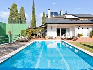 Xalet a Mira-sol. Villa independiente de 7 dormitorios y piscina en venta en miras