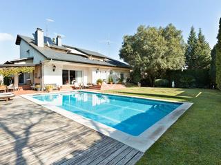 Xalet a Mira-sol. Villa independiente de 7 dormitorios y piscina en venta en miras