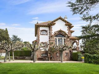 Chalet à Valldoreix. Casa en forma de torre ecléctica modernista de 5 dormitorios en