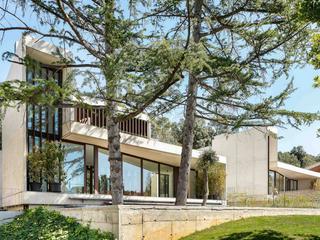 Chalet in Golf-Can Trabal. Exclusiva propiedad de 6 dormitorios con jardín de 800 m en vent