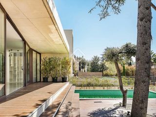 Xalet a Golf-Can Trabal. Exclusiva propiedad de 6 dormitorios con jardín y piscina en ven