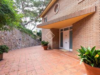 Chalet à El Poal. Excelente casa de 7 dormitorios, con preciosas vistas a las mont