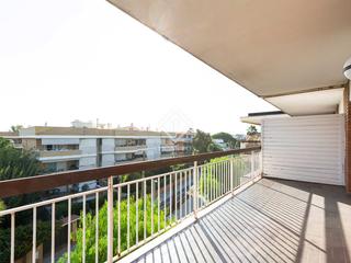 Pis a Lluminetes. Ático a reformar de 3 dormitorios con terraza de 16 m en venta e