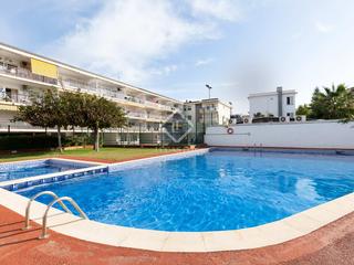 Pis a Lluminetes. Ático a reformar de 3 dormitorios con terraza de 16 m en venta e