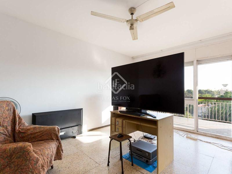 Foto 1f2ff995-8704-46cf-b08b-dc3b5576c564. Piso ático a reformar de 3 dormitorios con terraza de 16 m en venta en Lluminetes, en Castelldefels