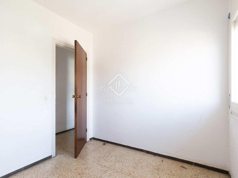 Foto 1fb0a657-f28a-41d2-ae3b-2a178c6976ee. Piso ático a reformar de 3 dormitorios con terraza de 16 m en venta en Lluminetes, en Castelldefels
