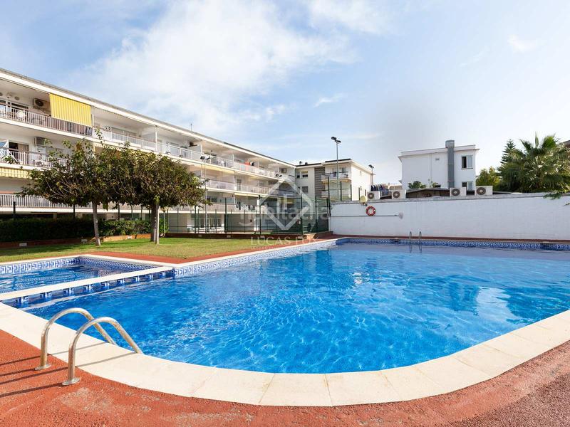Foto 57b04374-2de3-4b3e-ac43-74431b147d90. Piso ático a reformar de 3 dormitorios con terraza de 16 m en venta en Lluminetes, en Castelldefels