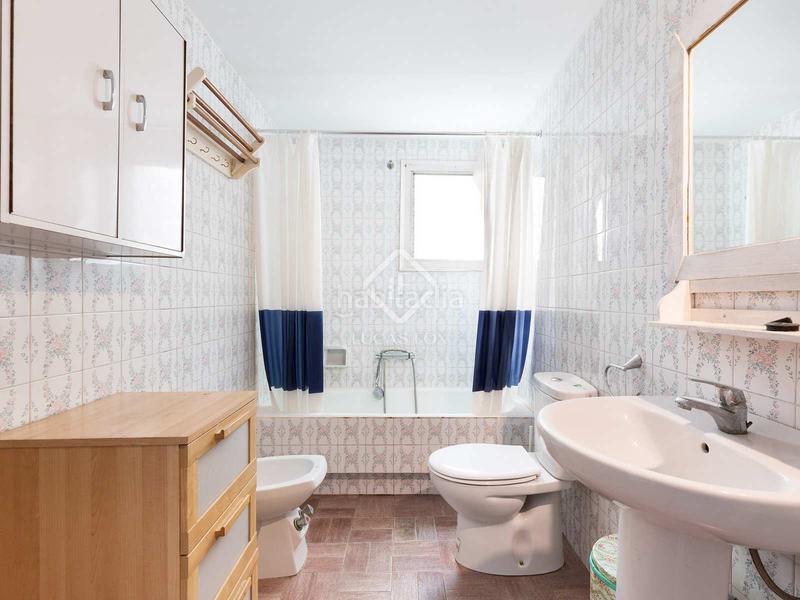 Foto 747894e7-f129-4dca-a645-058fab9d3494. Piso ático a reformar de 3 dormitorios con terraza de 16 m en venta en Lluminetes, en Castelldefels