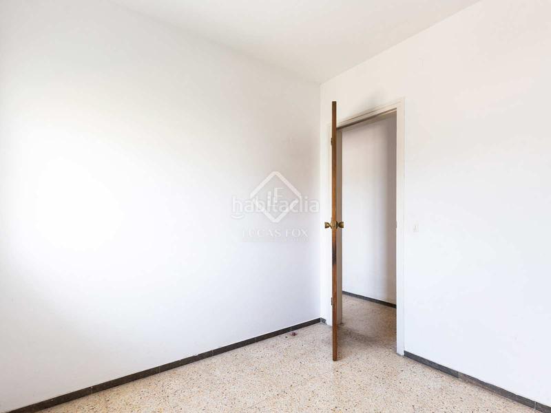 Foto 9c3f1c06-6c9f-4fc7-8a62-2c35ab12e17d. Piso ático a reformar de 3 dormitorios con terraza de 16 m en venta en Lluminetes, en Castelldefels