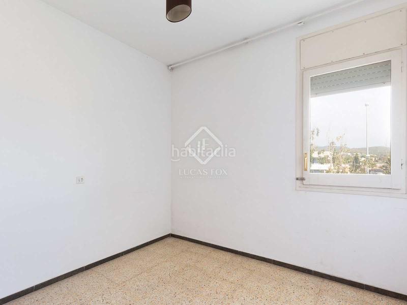 Foto b53718ef-655e-4c33-b25a-bfa53c66a08c. Piso ático a reformar de 3 dormitorios con terraza de 16 m en venta en Lluminetes, en Castelldefels