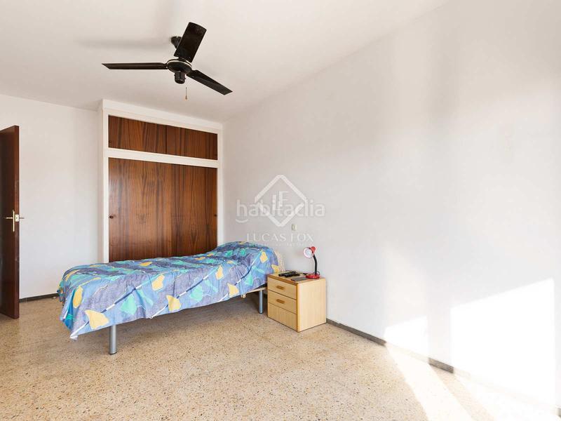 Foto b75714a4-8fe5-45d9-bb20-082048a5b176. Piso ático a reformar de 3 dormitorios con terraza de 16 m en venta en Lluminetes, en Castelldefels