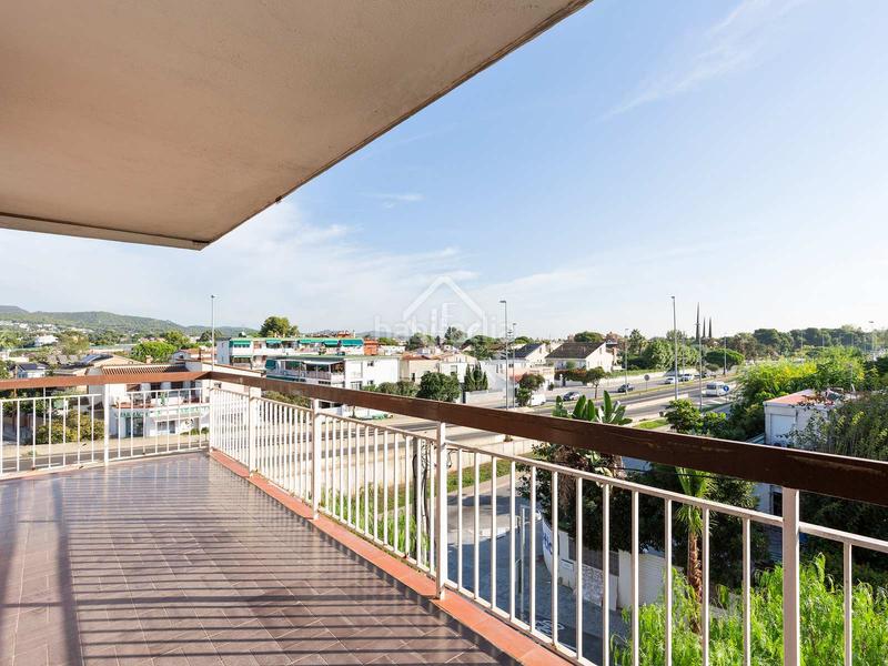 Foto b7c71bdc-8a76-4873-942a-ff92d832584c. Piso ático a reformar de 3 dormitorios con terraza de 16 m en venta en Lluminetes, en Castelldefels