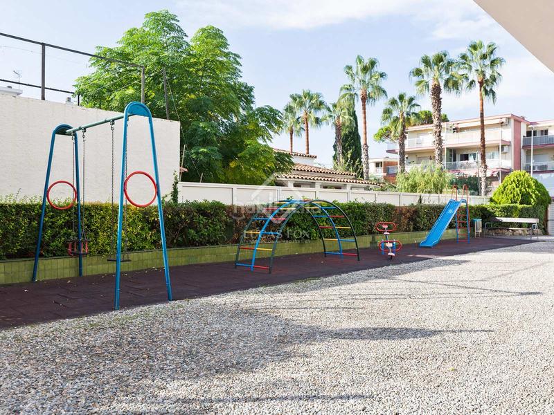 Foto e7e9ed90-5ccf-4c9b-866c-034175c80bef. Piso ático a reformar de 3 dormitorios con terraza de 16 m en venta en Lluminetes, en Castelldefels