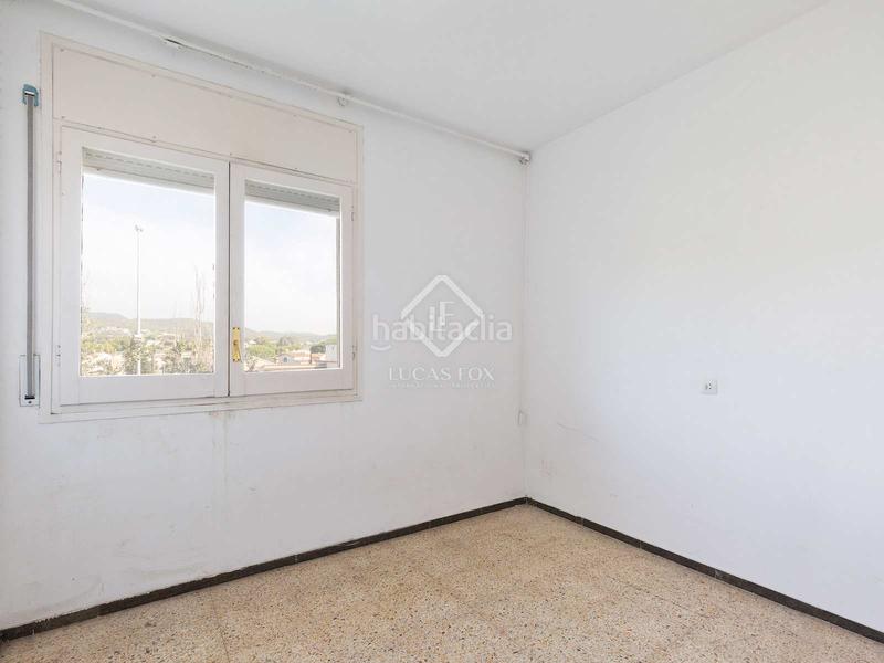 Foto f7ea2eb7-efaf-4b42-b521-1efcea639b0a. Piso ático a reformar de 3 dormitorios con terraza de 16 m en venta en Lluminetes, en Castelldefels