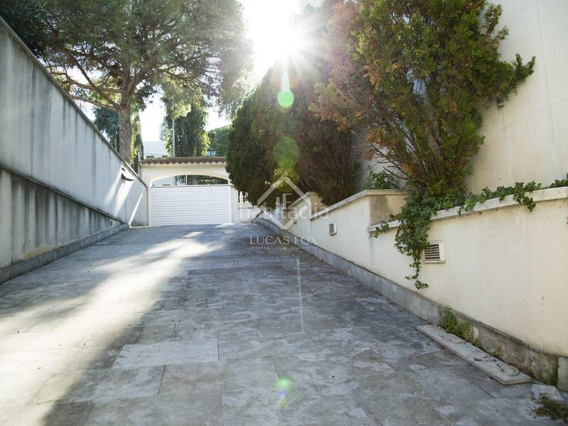 Foto 61a53bd7-9ac6-49e2-b953-d259499daac7. Chalet casa de lujo de 6 dormitorios con piscina en venta mar en Gavà