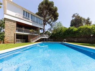 Xalet a La Pineda. Magnífica casa de 536 m en venta en la pineda, cerca de la playa