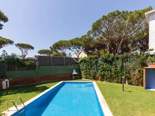 Chalet à La Pineda. Magnífica casa de 536 m en venta en la pineda, cerca de la playa