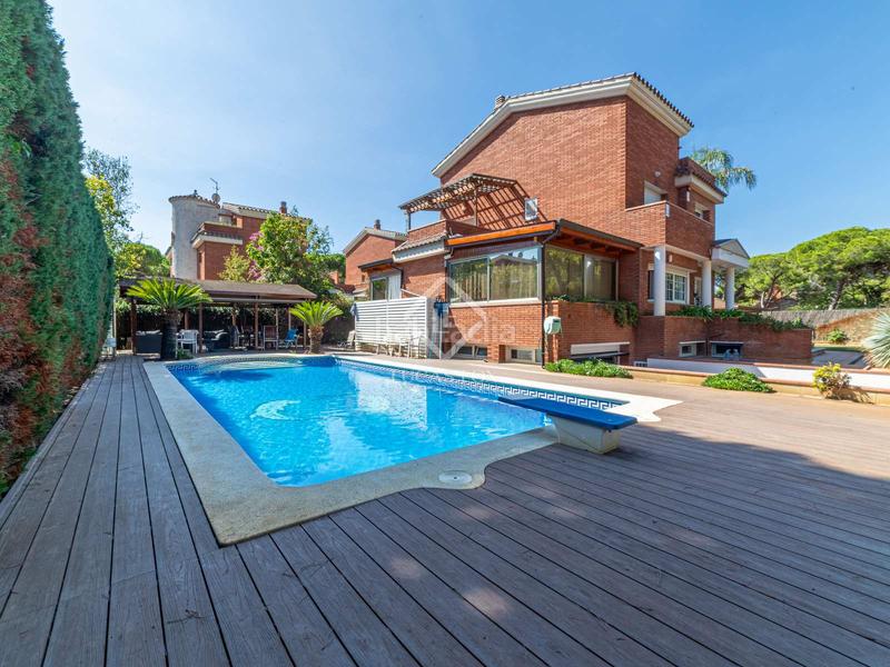 Foto 160f59eb-fd27-4994-9e86-61574bf2602b. Chalet amplia villa en excelentes condiciones con piscina, en venta mar en Gavà