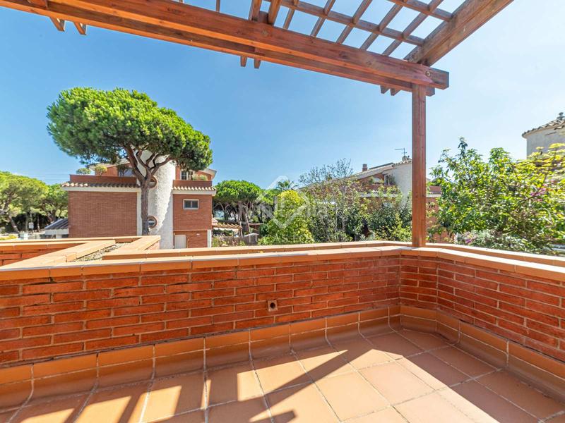 Foto 4845e18b-7caa-43b2-938a-4d7a72056eba. Chalet amplia villa en excelentes condiciones con piscina, en venta mar en Gavà
