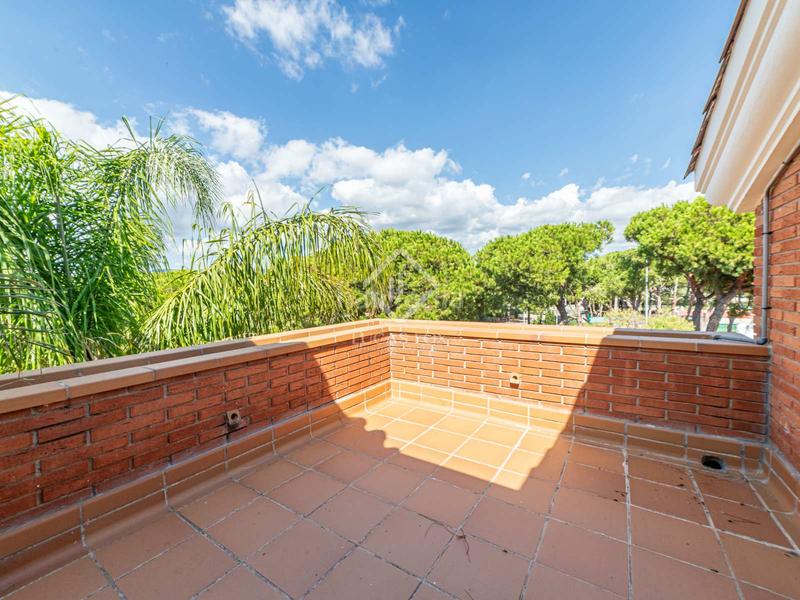 Foto 4e6245aa-53c0-428f-a785-5bc7d394f830. Chalet amplia villa en excelentes condiciones con piscina, en venta mar en Gavà