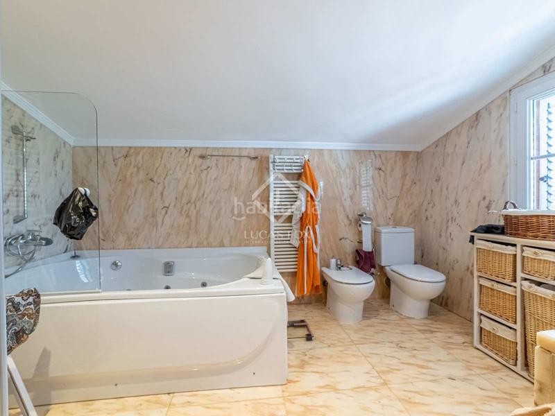 Foto 5c8ef748-5abe-44f6-8280-f6ab21ad0d82. Chalet amplia villa en excelentes condiciones con piscina, en venta mar en Gavà