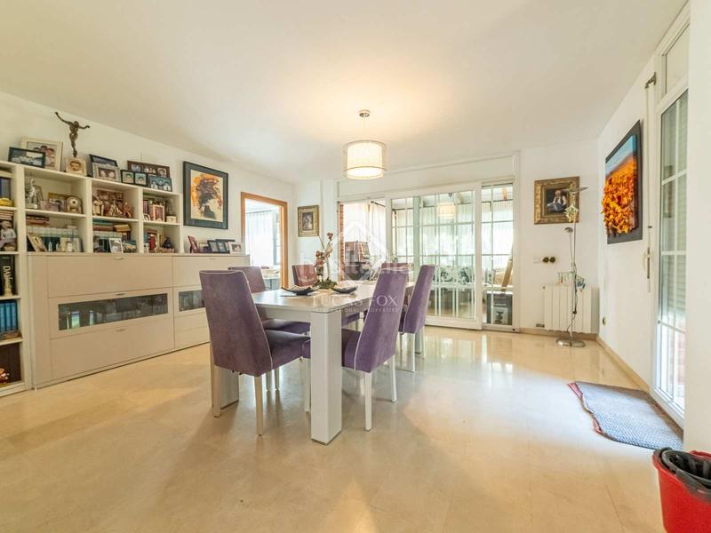 Foto 695e3a35-c5f6-4d91-b208-4b18574d85b0. Chalet amplia villa en excelentes condiciones con piscina, en venta mar en Gavà