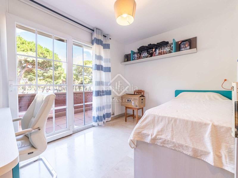 Foto 926c4043-d9b2-4cb8-8ced-580e88c658bc. Chalet amplia villa en excelentes condiciones con piscina, en venta mar en Gavà